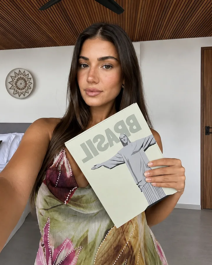 Clienta mostrando su photobook del viaje a Brasil