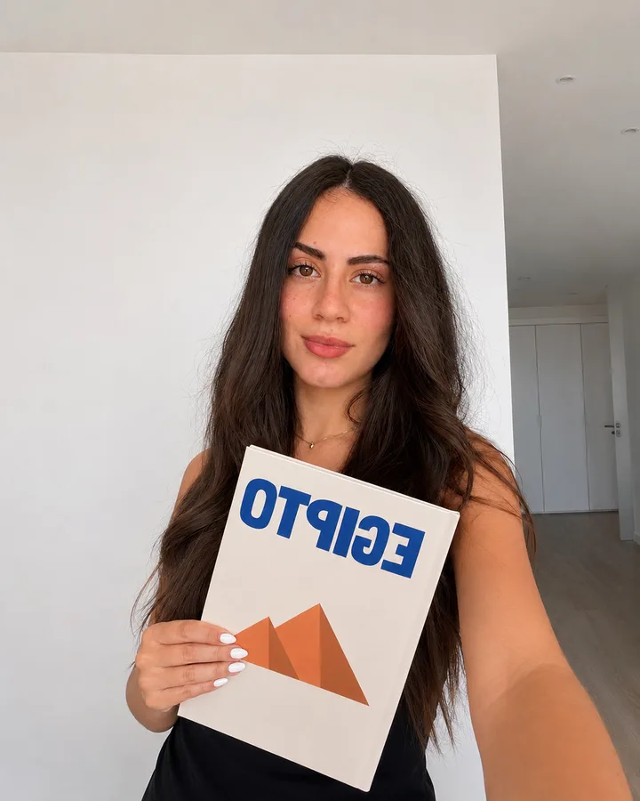 Clienta mostrando su photobook del viaje a Egipto